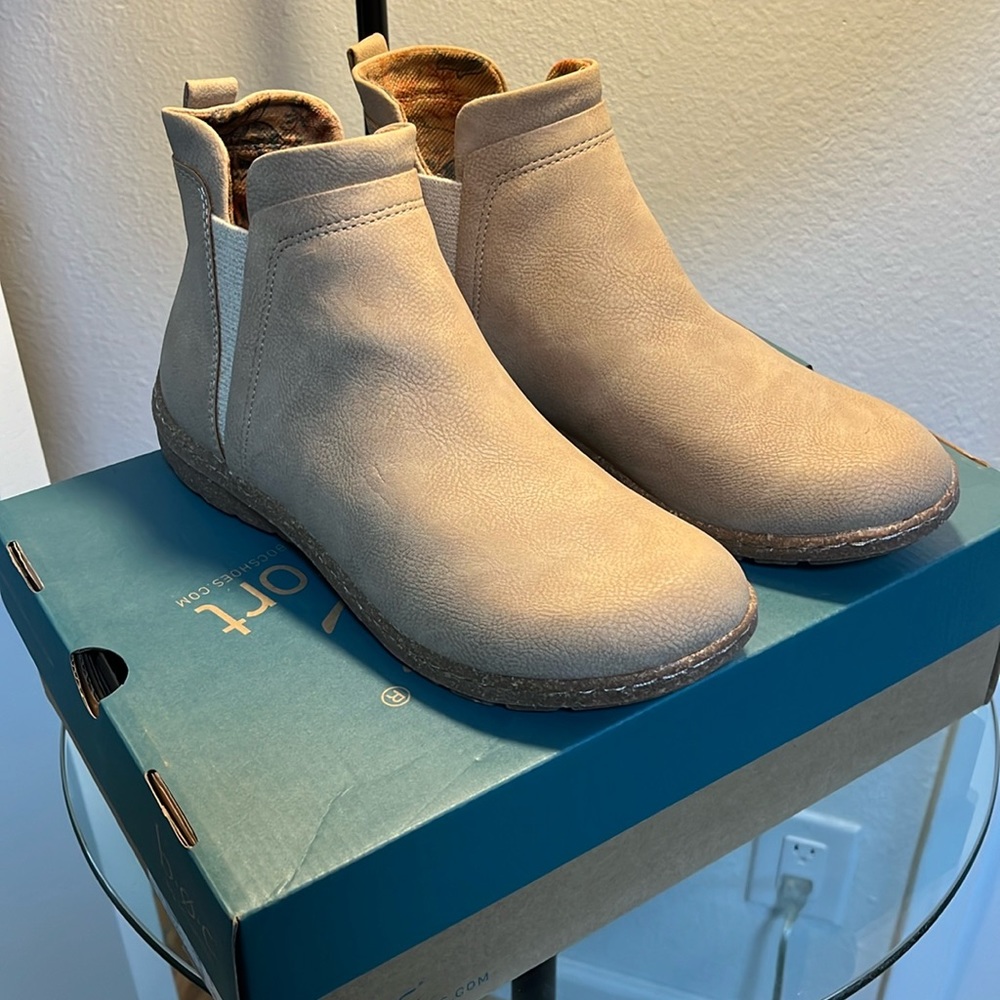 New B. O. C. by Born Alina Ankle Boots Tan Size 8 cream ankle bootie